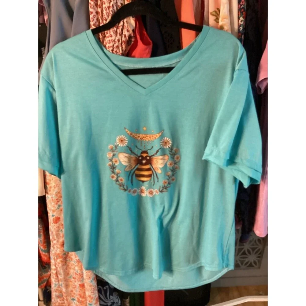 V-Neck Bee Graphic Short Sleeve Tee in Turquoise - Picture 2 of 2